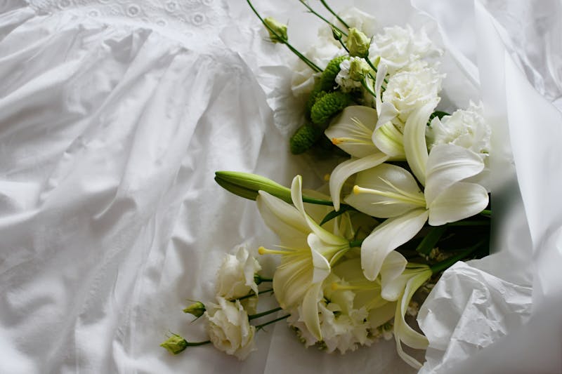 Bouquet deuil fleurs blanches condoléances