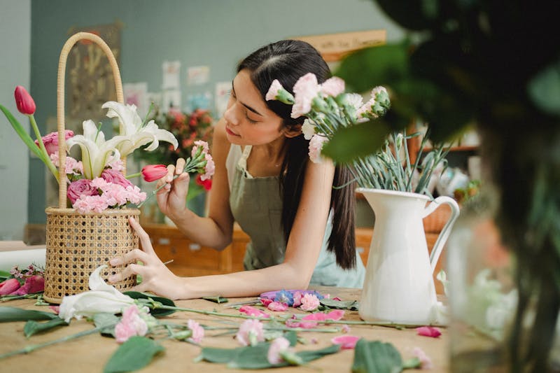 Atelier Interflora — fleuristes composant des arrangements floraux